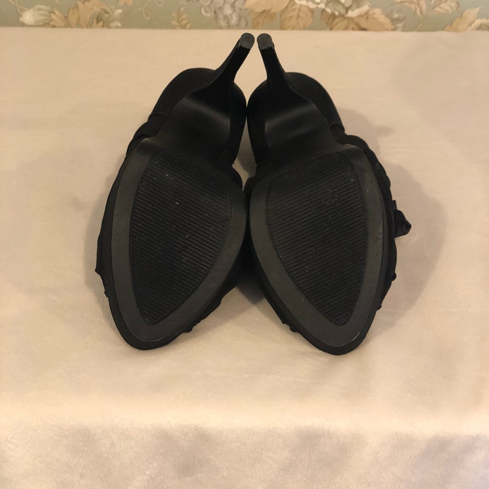 Black Ruffled Pumps sz. 8 - Picture 6 of 6